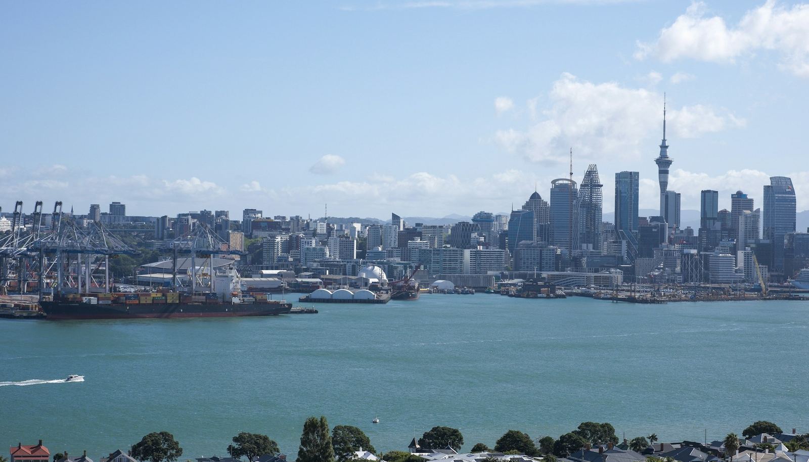 Quartier d'affaires d'Auckland et son port de commerce, vus depuis l'autre rive de la baie